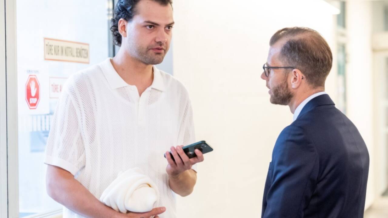 Ochsenknecht im Gespräch mit mit seinem Anwalt Ochsenknecht im Gespräch mit mit seinem Anwalt