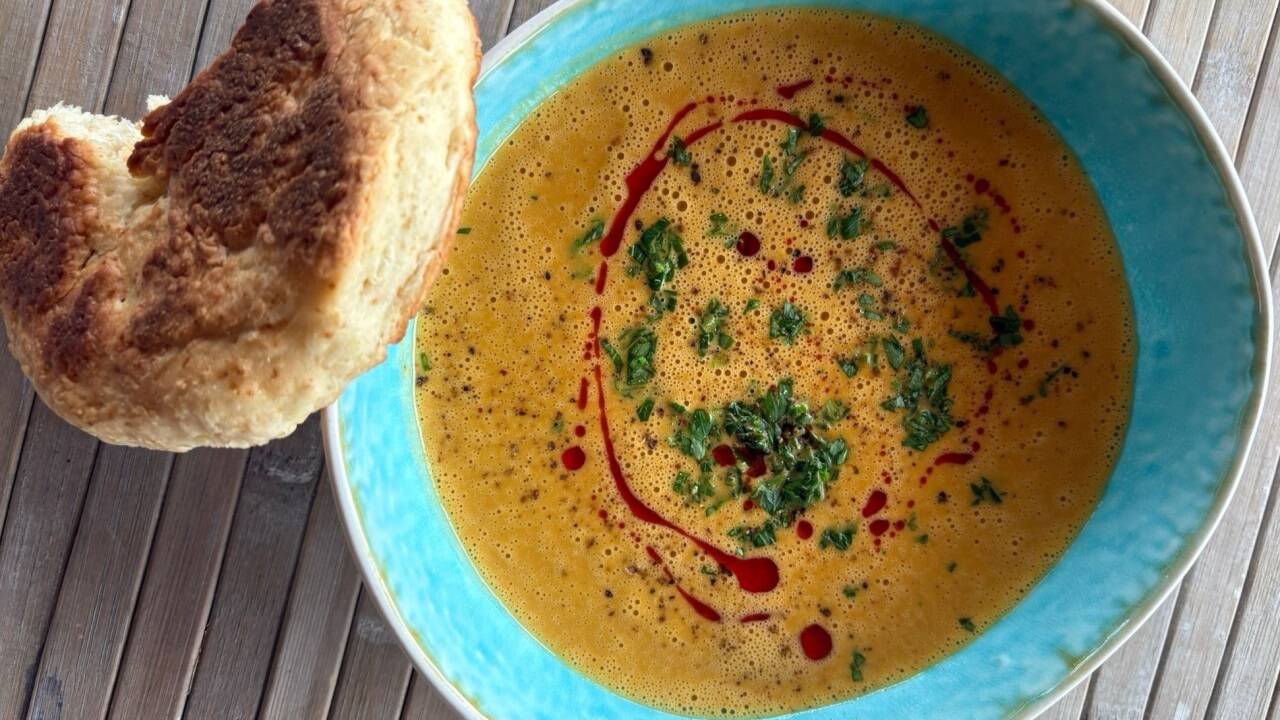 Genuss im Handumdrehen passiert: eine Erdnuss-Suppe mit Pfannenbrot. 