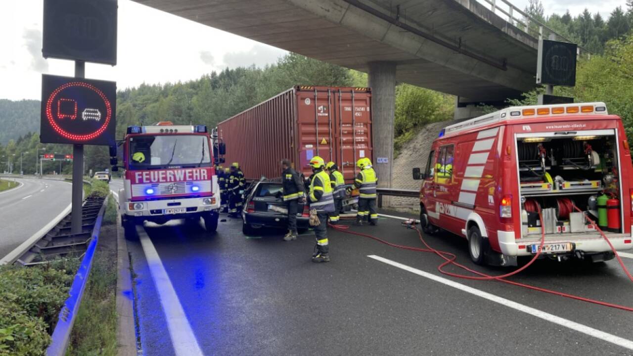 Das Auto war dem Lkw mit hoher Geschwindigkeit aufgefahren 