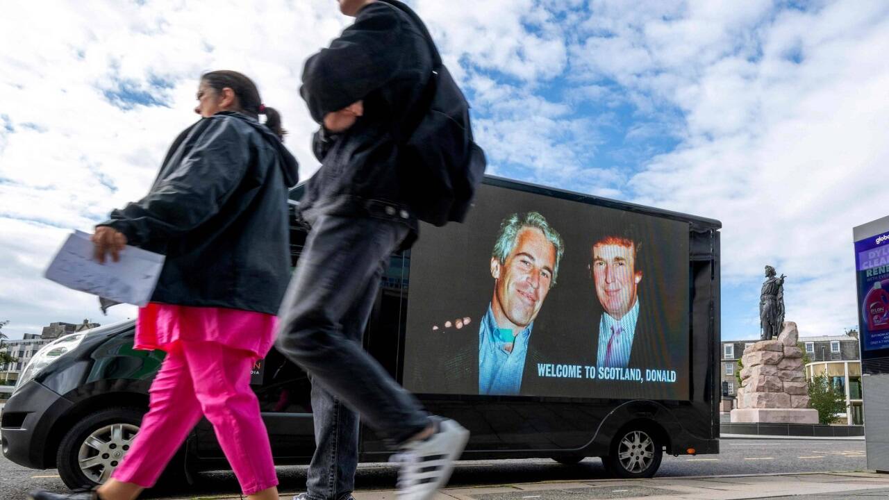 Trump ist im Zusammenhang mit dem Fall Epstein im eigenen Lager unter Druck geraten, weil seine Regierung nicht wie versprochen Licht in den Skandal gebracht hat. Trump ist im Zusammenhang mit dem Fall Epstein im eigenen Lager unter Druck geraten, weil seine Regierung nicht wie versprochen Licht in den Skandal gebracht hat.