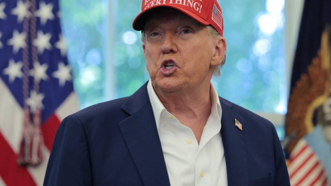 Trump mit einer Kappe mit der Aufschrift 'Trump hat in allem Recht' 