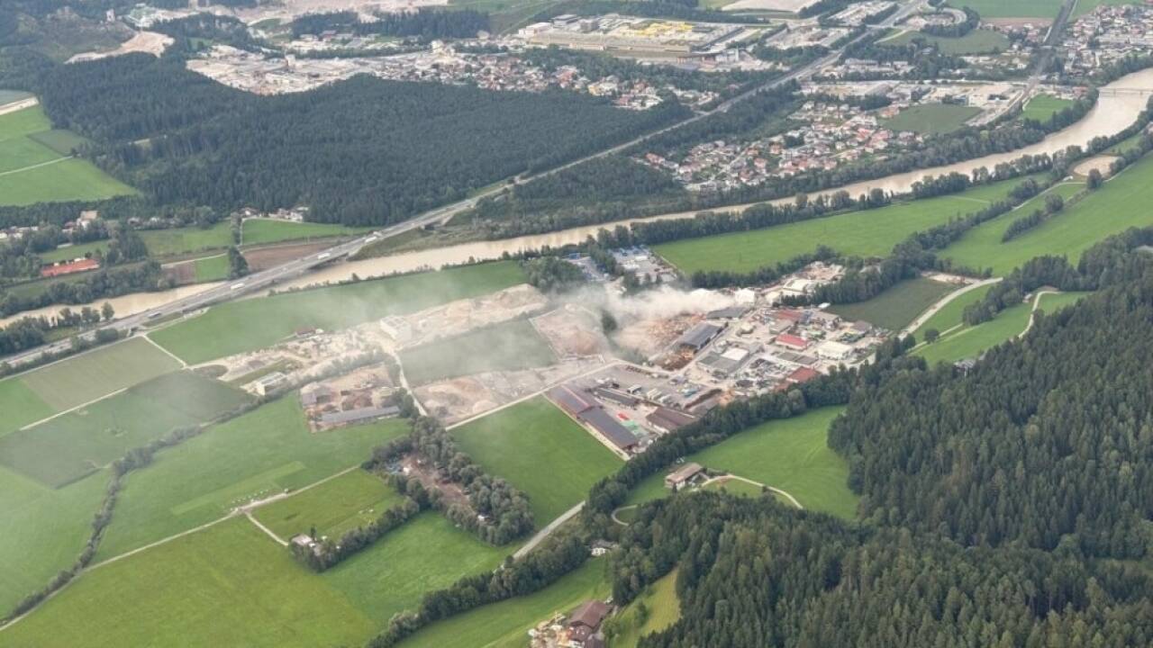 Feuer brach in Lagerhalle eines Recyclinghofes im Tiroler Pill aus 