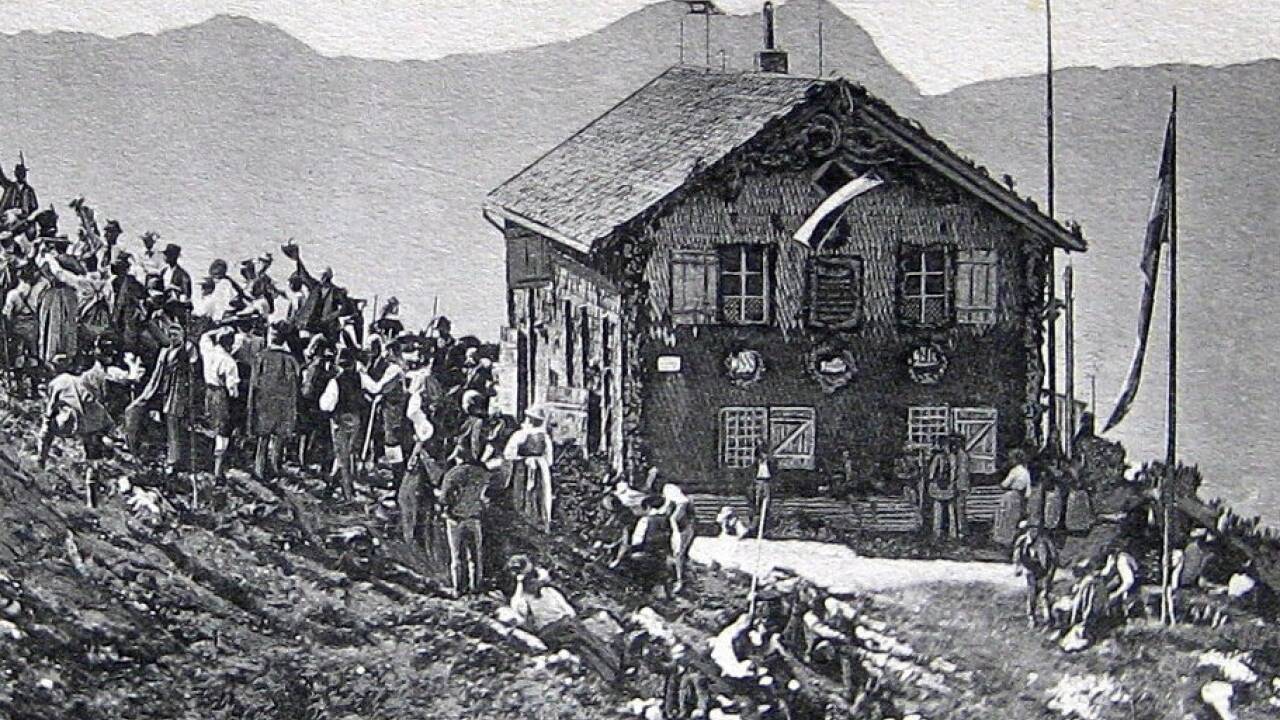 Im Jahr 1883 wurde am Standort knapp unterhalb des Geierecks ein Schutzhaus errichtet. Dieses fiel 1912 einem Brand zum Opfer. 1914 wurde ein größeres, nach Moritz Zeppezauer, Vorsitzender der Sektion Salzburg des ÖAV, benanntes Haus errichtet.  