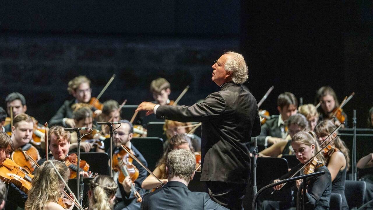 Manfred Honeck und Mitglieder des Gustav Mahler Jugendorchesters 