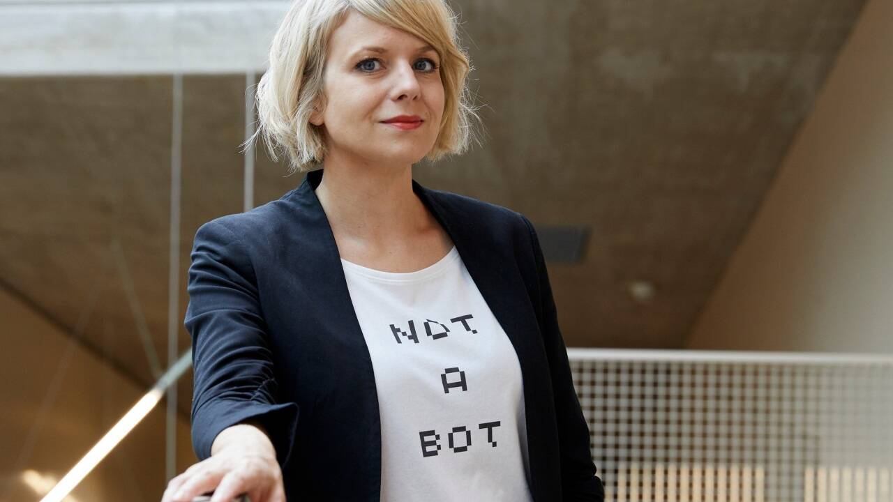 Technikpsychlogin Martina Mara erforscht, wie stark wir uns von Chatbots beeinflussen lassen. Technikpsychlogin Martina Mara erforscht, wie stark wir uns von Chatbots beeinflussen lassen.