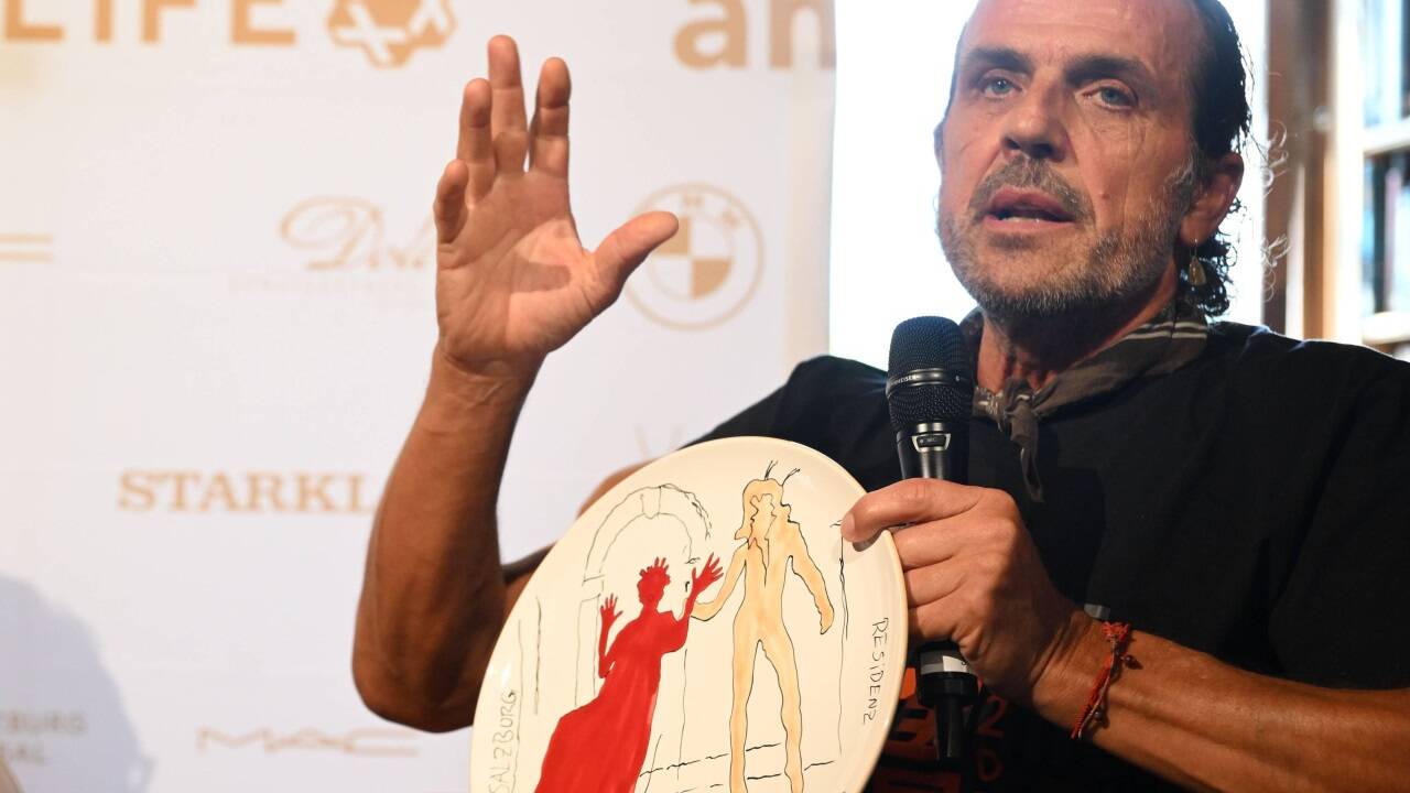 Andreas Kronthaler, Designer und Witwer von Vivienne Westwood, bei der Pressekonferenz zur Charity-Gala. Er hat für die Auktion auch Teller von Gmundner Keramik bemalt.  