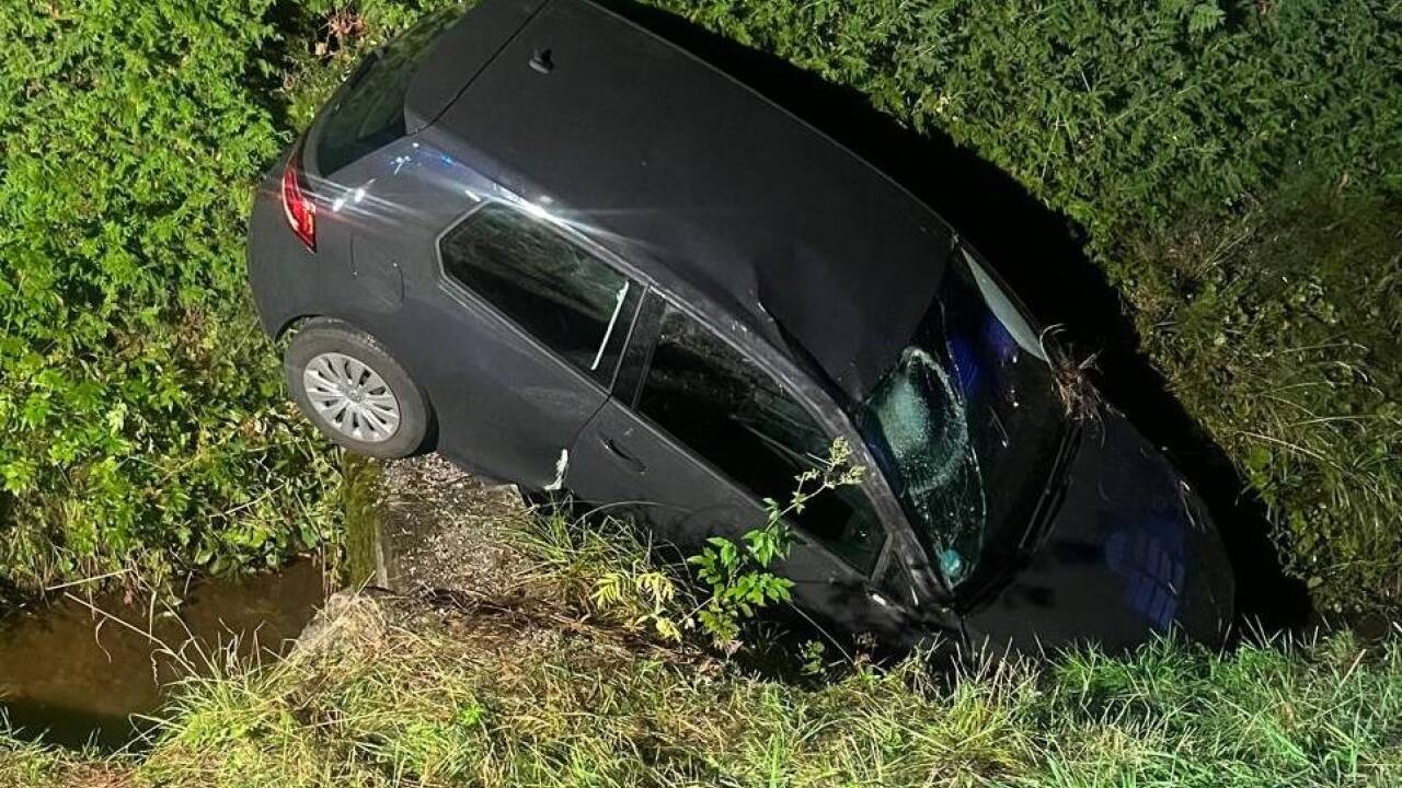Der Pkw landete schwer beschädigt in einem Straßengraben. 