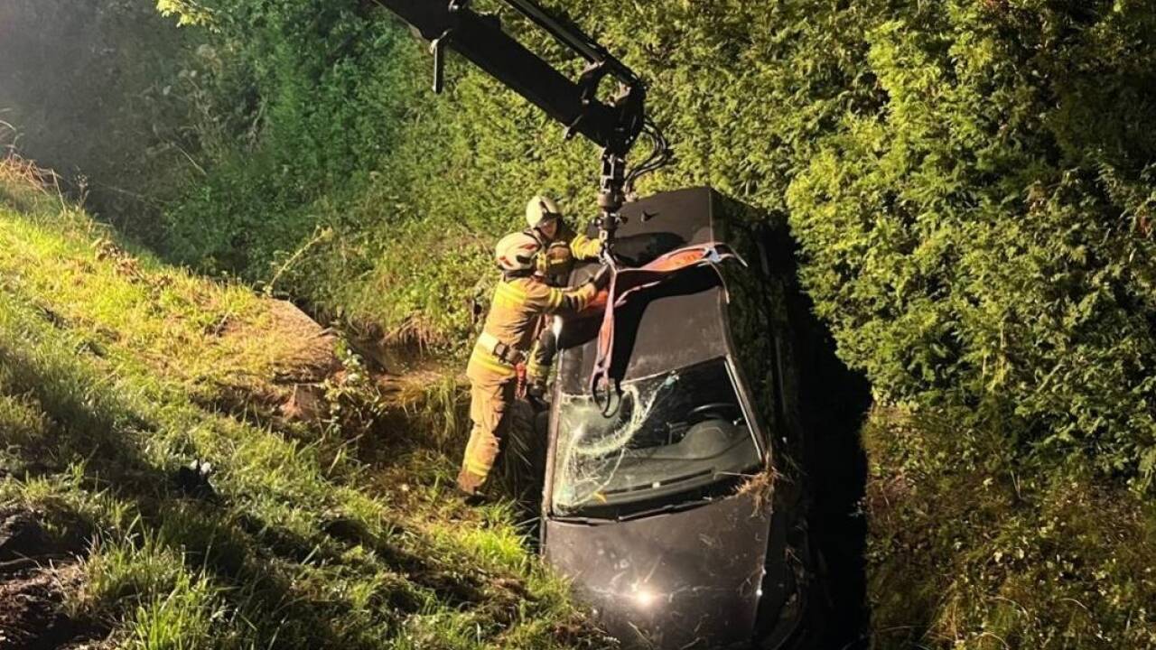 Der Pkw landete schwer beschädigt in einem Straßengraben. 