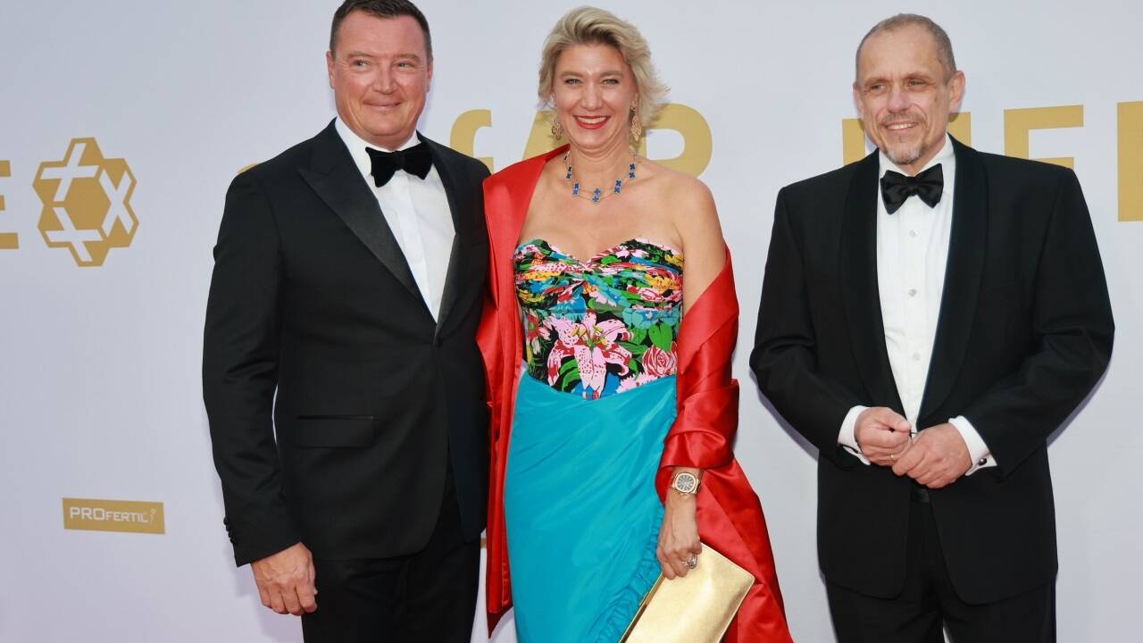Unternehmer Markus Friesacher mit Ehefrau Elisabeth und Gery Keszler 