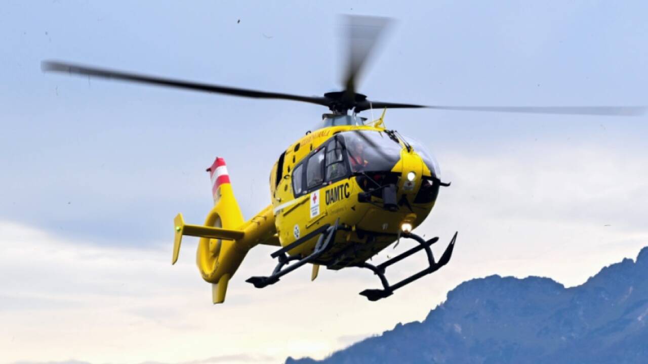 Der Radfahrer musste mit dem Notarzthubschrauber in die Klinik geflogen werden (Symbolbild). Der Radfahrer musste mit dem Notarzthubschrauber in die Klinik geflogen werden (Symbolbild).