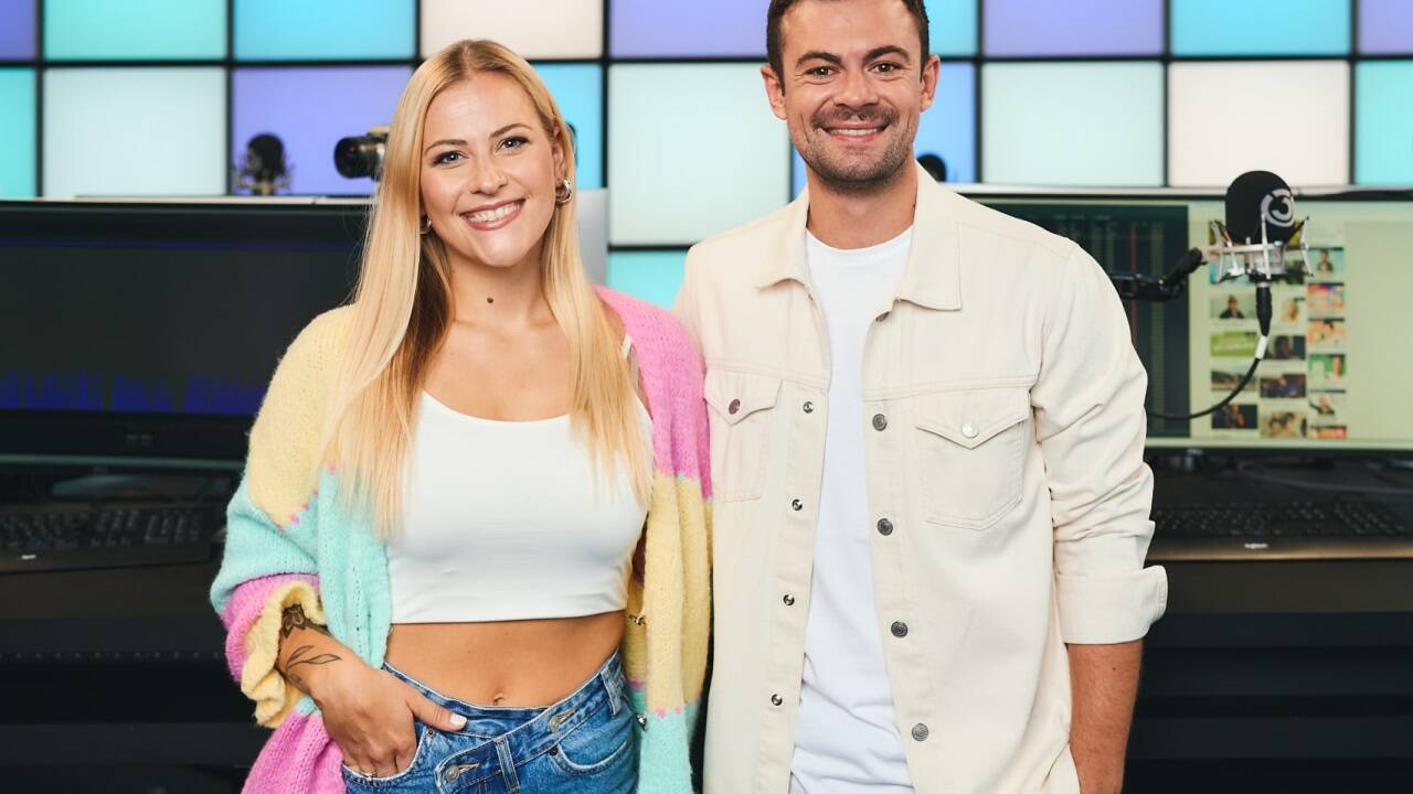Ein Moderationsteam besteht aus Anna Kratki und Philipp Bergsmann, das zweite aus . . .  Ein Moderationsteam besteht aus Anna Kratki und Philipp Bergsmann, das zweite aus . . .
