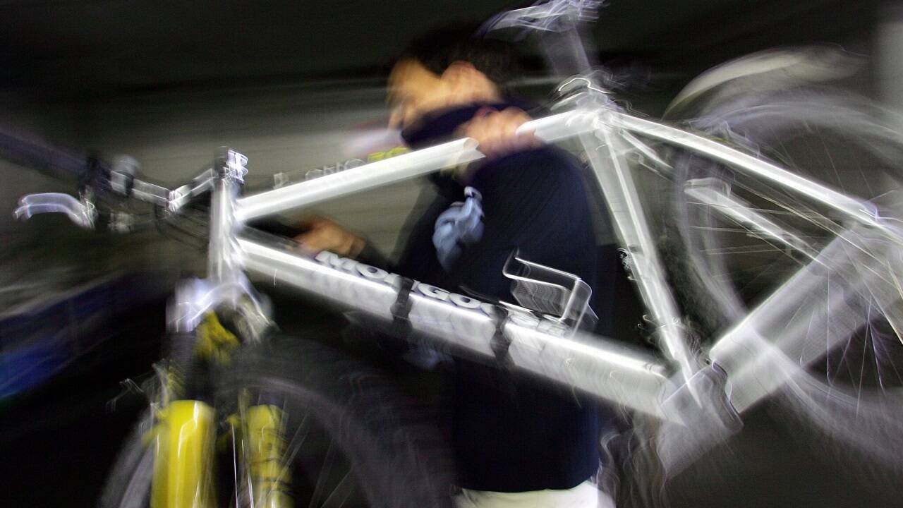 Die Opfer vereinbarten einen mutmaßlichen Kauftermin. Bei diesem nahm die Polizei die Verdächtigen fest.  