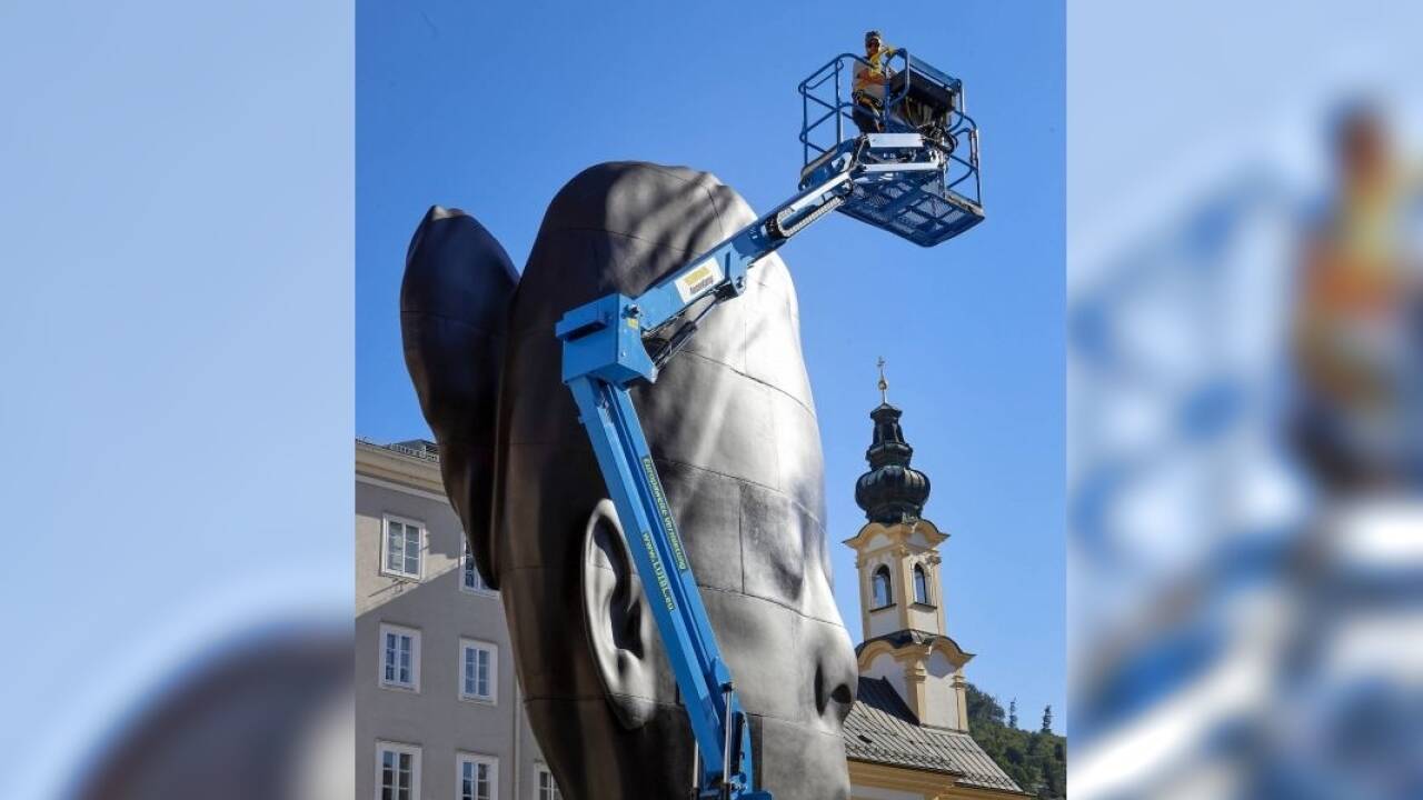Die Frauenköpfe von Jaume Plensa, die seit 27. Juli auf dem Salzburger Residenzplatz zu sehen waren, werden dieses Woche abgebaut.  
