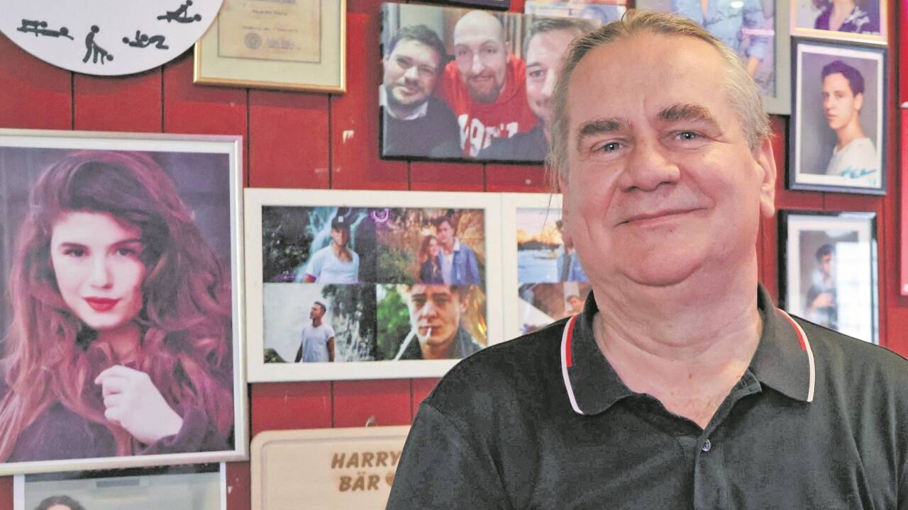 Umgeben von Musikerinnen- und Künstlerporträts, betreibt Harry Cismic die Harry-Bär-Bar im Andräviertel.Bild: sw/römer Umgeben von Musikerinnen- und Künstlerporträts, betreibt Harry Cismic die Harry-Bär-Bar im Andräviertel.Bild: sw/römer