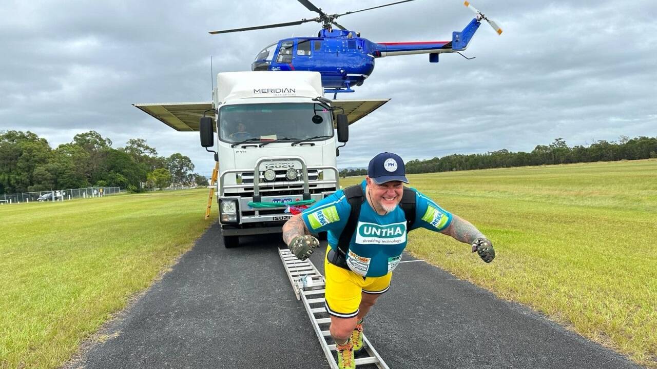 In Australien zog Müllner einen vierachsigen Lkw mit 42 Tonnen, währenddessen landete ein Helikopter auf der Ladefläche. Das waren dann insgesamt rund 50 Tonnen.  