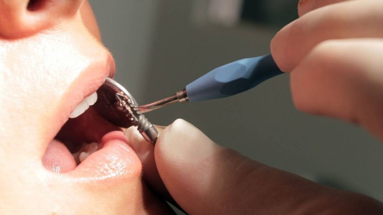 Der Zahnarzt veranlasste nicht die sofortige Entfernung des Implantats 