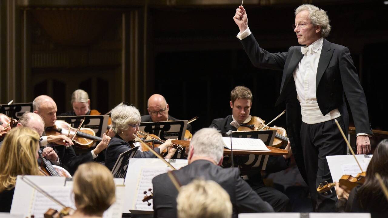 Franz Welser-Möst ist bei den Salzburger Festspielen zwei Mal mit den Wiener Philharmonikern zu erleben. Franz Welser-Möst ist bei den Salzburger Festspielen zwei Mal mit den Wiener Philharmonikern zu erleben.