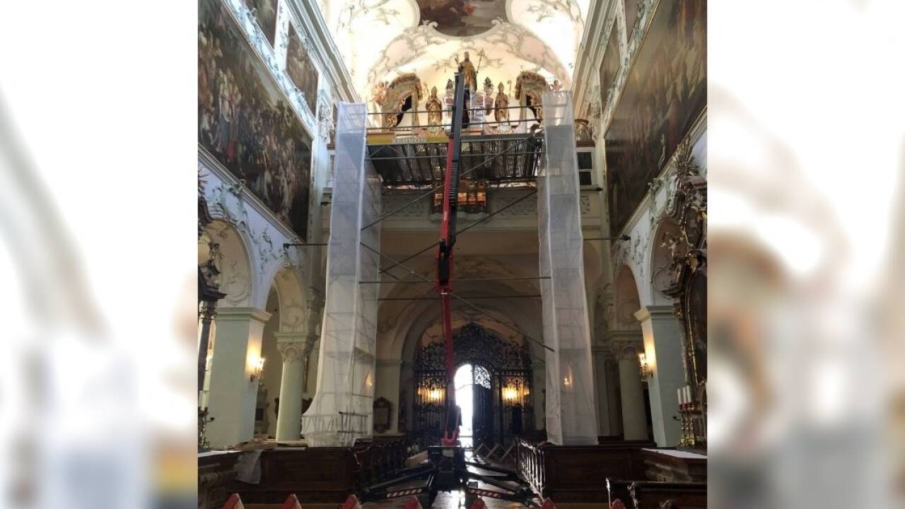 Orgelbaustelle in der Stiftskirche St. Peter: Das Gerüst wird bis Mitte September bleiben, bis alle Teile des neuen Instruments auf die Empore gebracht sind.  