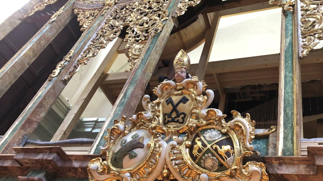 Wappen von Abt Beda Seeauer sowie Bögen von Daniel Haill – vorn mit Rokoko-Ornament und hinten von den heutigen Orgelbauern ausgebaut, damit hier über 2000 Pfeifen Platz haben.  
