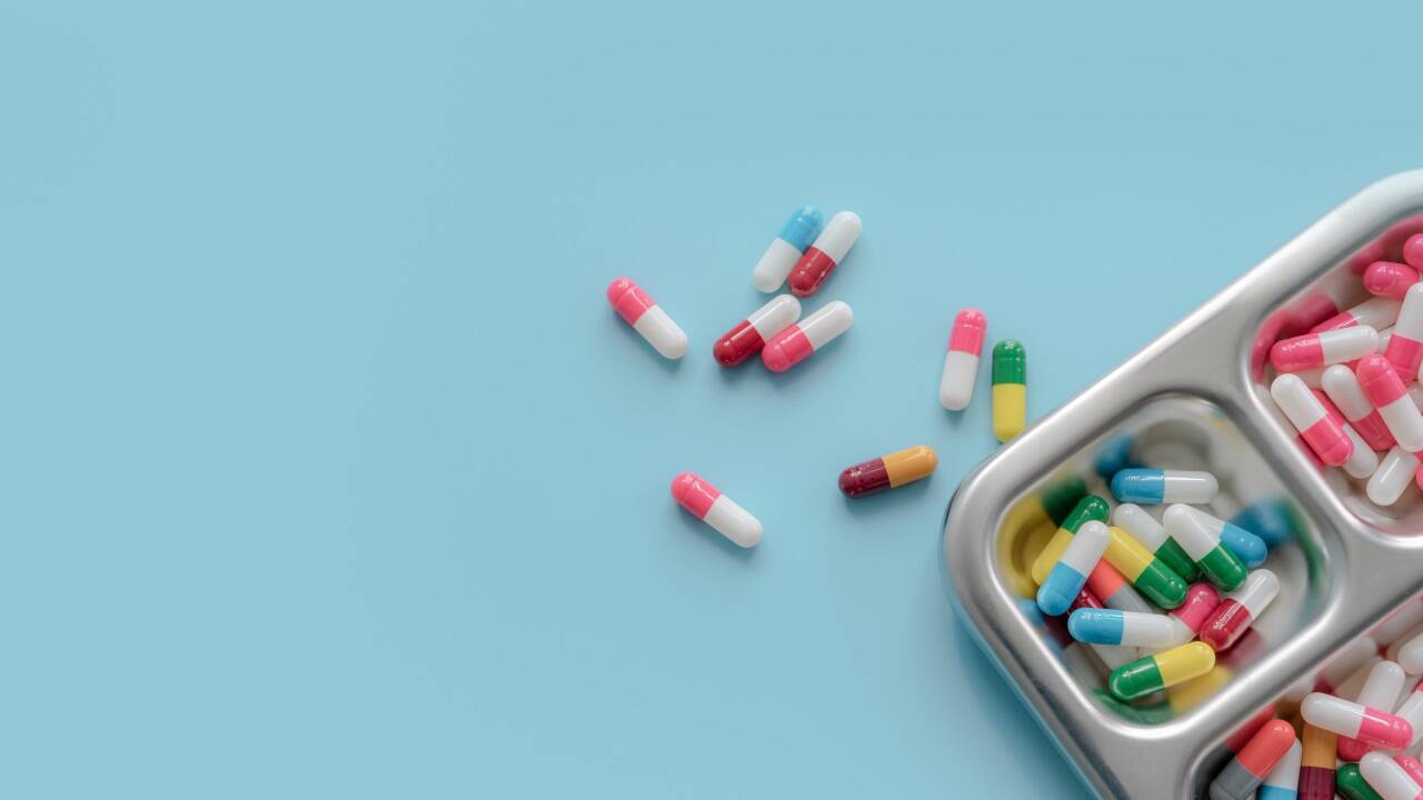Ein umsichtiger Umgang mit Antibiotika ist wichtig. „Ein Einsatz von Antibiotika mit gezieltem Wirkspektrum ist sogenannten Breitspektrum-Antibiotika vorzuziehen“, sagt ein Experte. Auch die Eigenmedikation ist gefährlich. Ein umsichtiger Umgang mit Antibiotika ist wichtig. „Ein Einsatz von Antibiotika mit gezieltem Wirkspektrum ist sogenannten Breitspektrum-Antibiotika vorzuziehen“, sagt ein Experte. Auch die Eigenmedikation ist gefährlich.