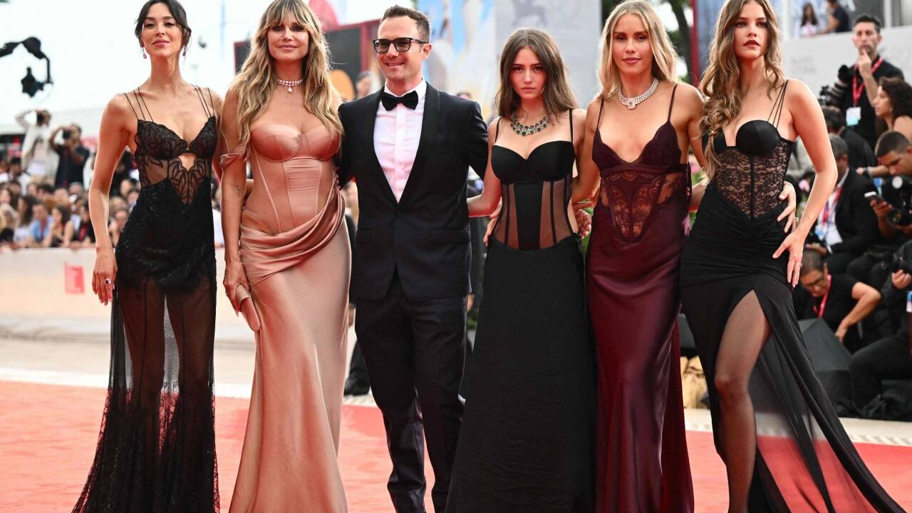 Emi Renata Sakamoto, Heidi Klum, Matteo Veronesi, Leni Klum, Claire Holt und Barbara Palvin auf dem Roten Teppich in Venedig. Emi Renata Sakamoto, Heidi Klum, Matteo Veronesi, Leni Klum, Claire Holt und Barbara Palvin auf dem Roten Teppich in Venedig.