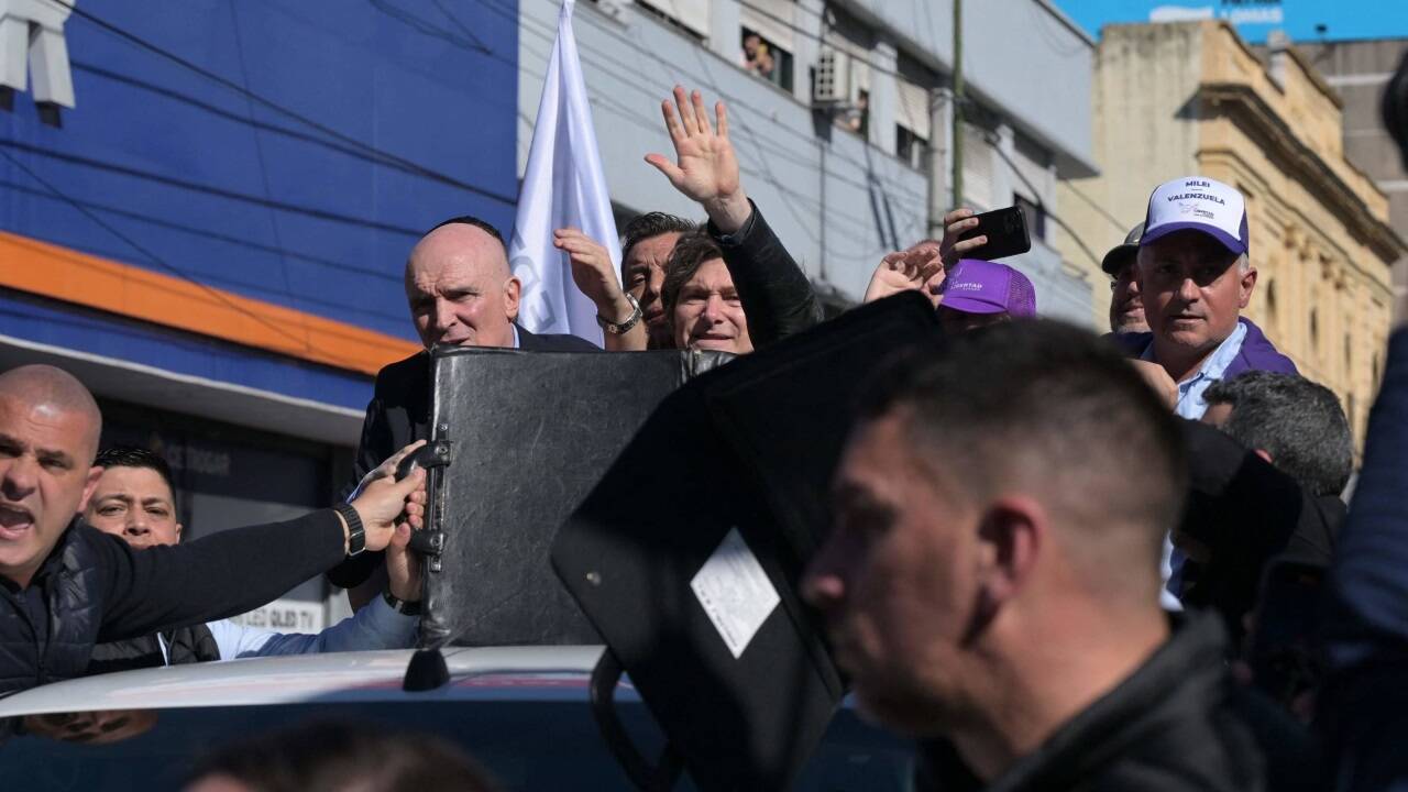 Demonstranten warfen bei einem Wahlkampfauftritt Steine auf Präsident Javier Milei. 