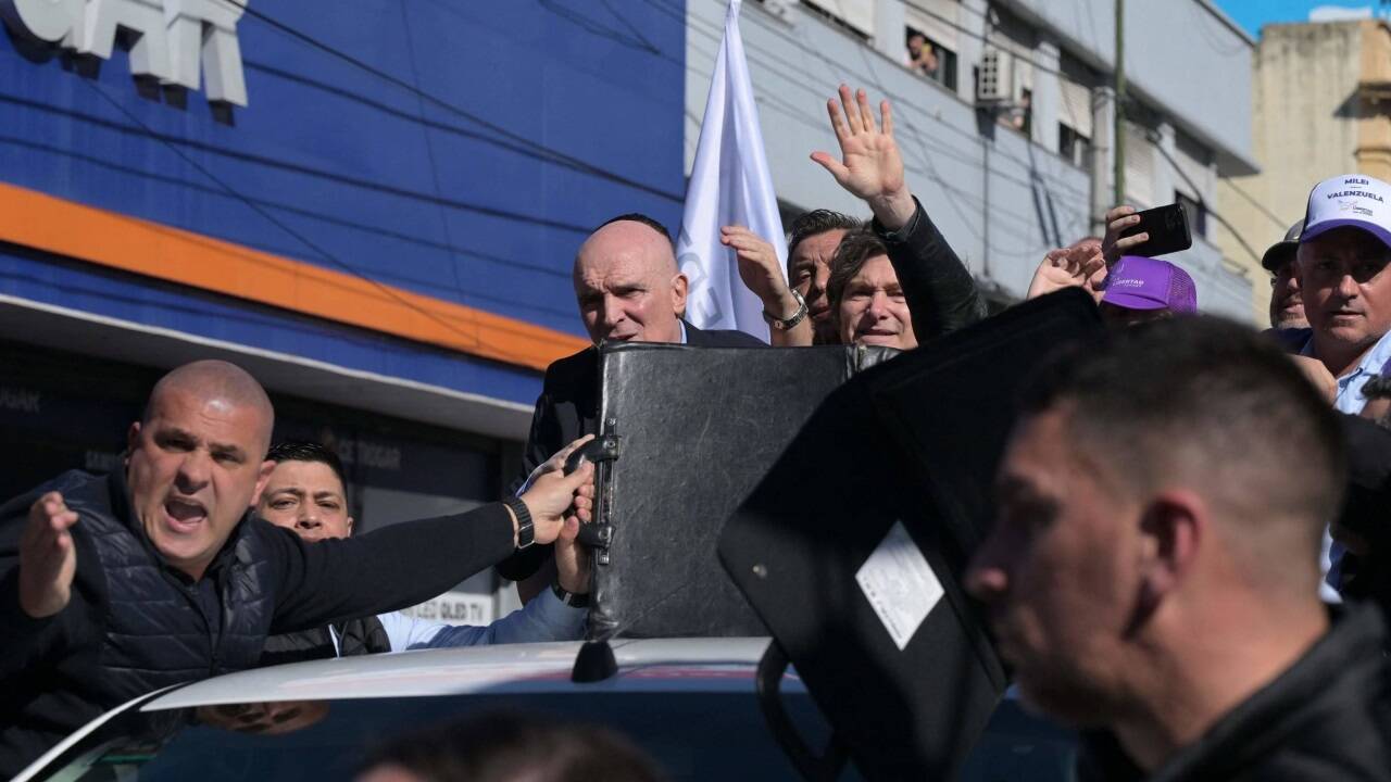 Demonstranten warfen bei einem Wahlkampfauftritt Steine auf Präsident Javier Milei. 
