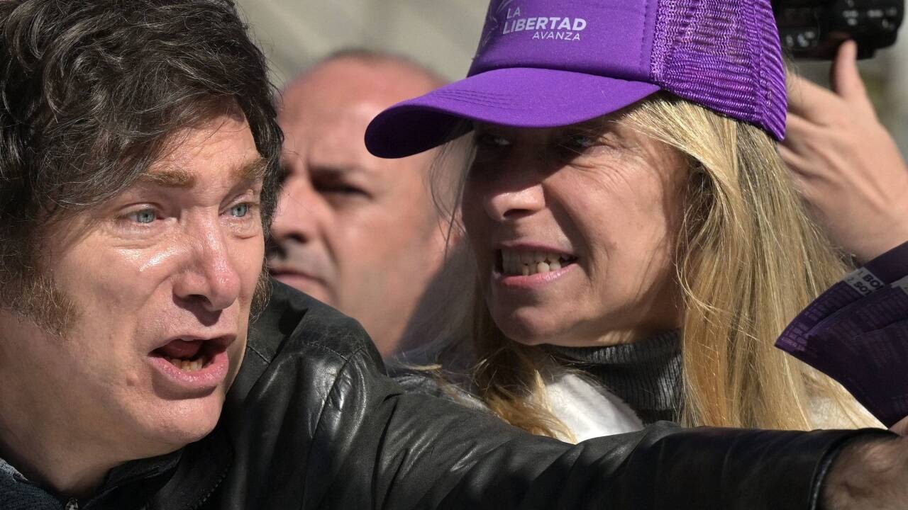 Demonstranten warfen bei einem Wahlkampfauftritt Steine auf Präsident Javier Milei. 