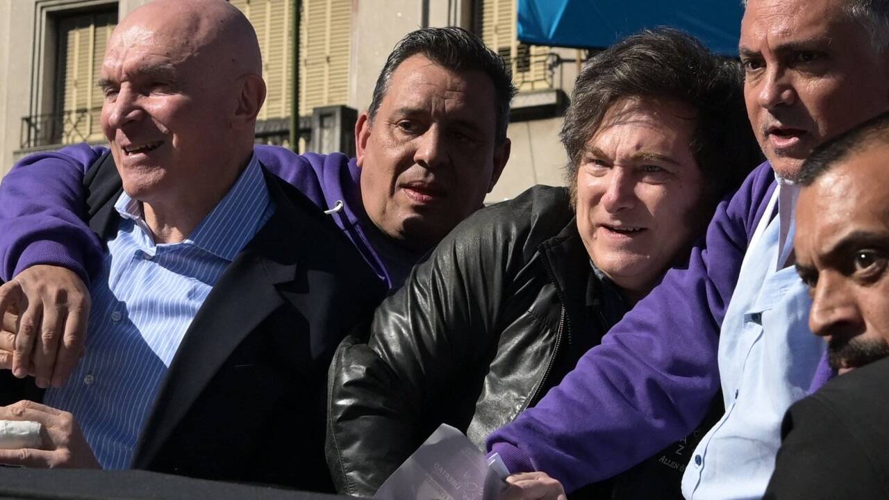 Demonstranten warfen bei einem Wahlkampfauftritt Steine auf Präsident Javier Milei. 