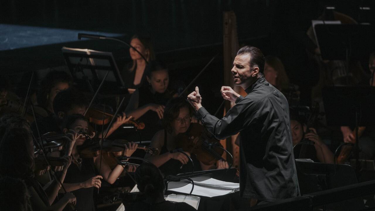 Teodor Currentzis am Pult des Utopia Orchesters 