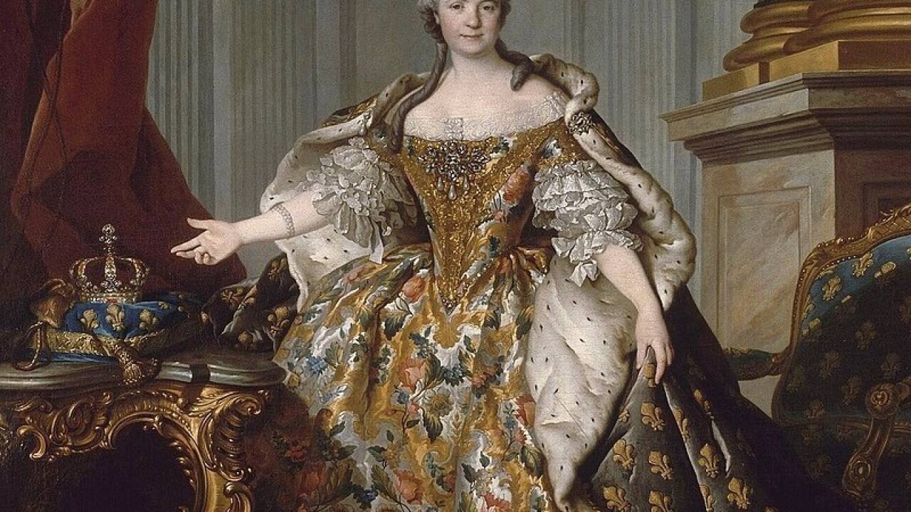 1725: In Fontainebleau finden die Feierlichkeiten zur Vermählung des 15-jährigen französischen Königs Ludwig XV. mit der um sieben Jahre älteren Marie Leszczyńska (hier im Krönungsornat), Tochter des entthronten polnischen Königs Stanislaus Leszczyński, statt. Das Paar hat zehn Kinder, von denen sieben das Erwachsenenalter erreichen. 1725: In Fontainebleau finden die Feierlichkeiten zur Vermählung des 15-jährigen französischen Königs Ludwig XV. mit der um sieben Jahre älteren Marie Leszczyńska (hier im Krönungsornat), Tochter des entthronten polnischen Königs Stanislaus Leszczyński, statt. Das Paar hat zehn Kinder, von denen sieben das Erwachsenenalter erreichen.