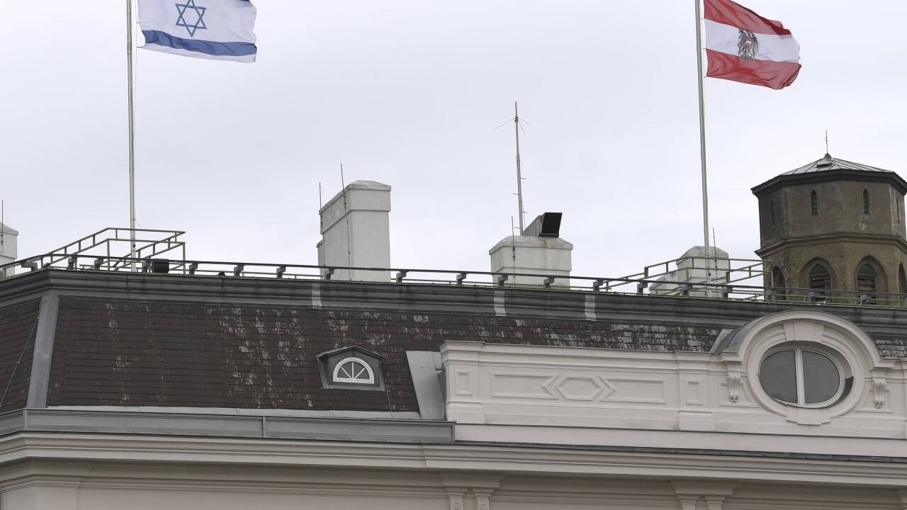 Die israelische und die österreichische Fahne auf dem Bundeskanzleramt. 