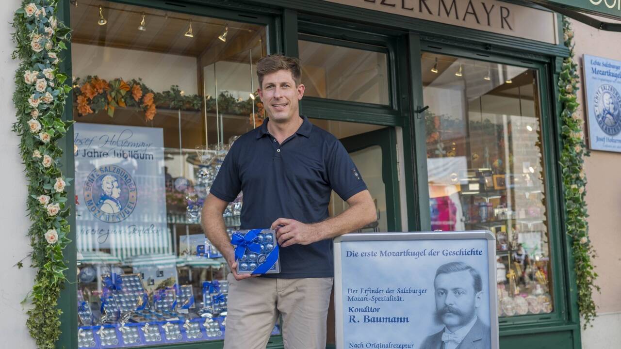 Holzermayr wirbt vor seinem Geschäft am Alten Markt bereits mit den neuen Erkenntnissen – und dem Konterfei von Rudolf Baumann.  