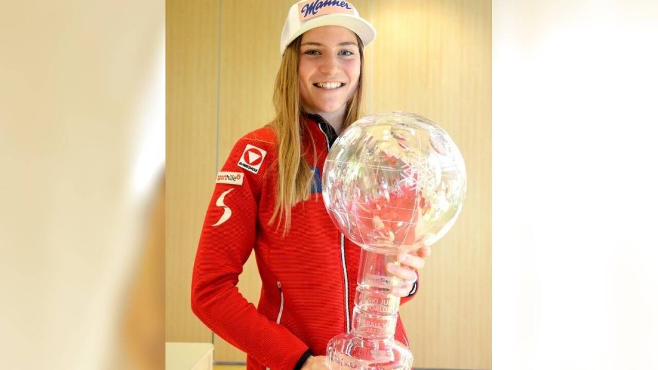 Die größte Errungenschaft in ihrer Karriere: Sara Marita Kramer strahlte im Jahr 2022 bei einem Besuch in der Skimittelschule Saalfelden mit der Gesamtweltcup-Trophäe um die Wette.  