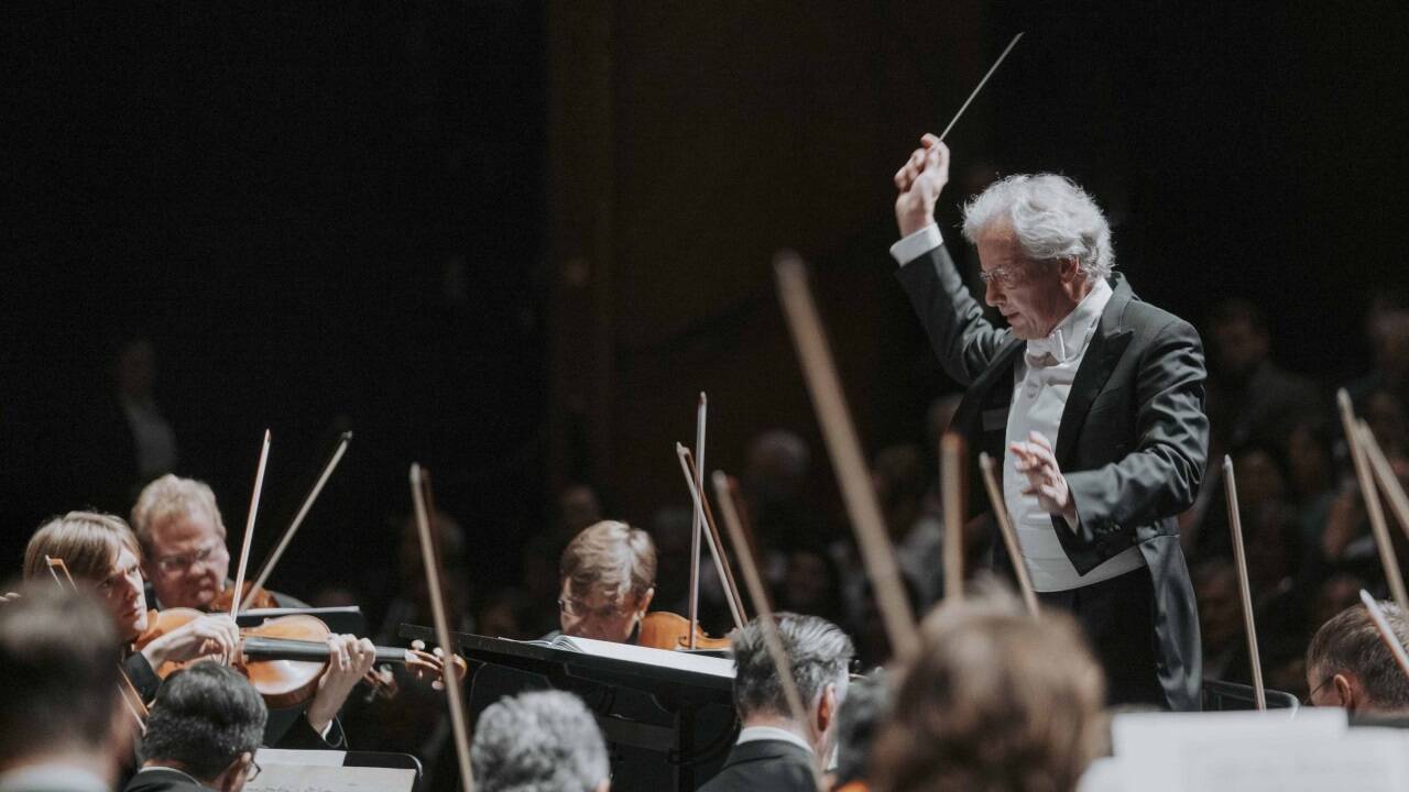 Franz Welser-Möst dirigiert die Wiener Philharmoniker im Großen Festspielhaus. 