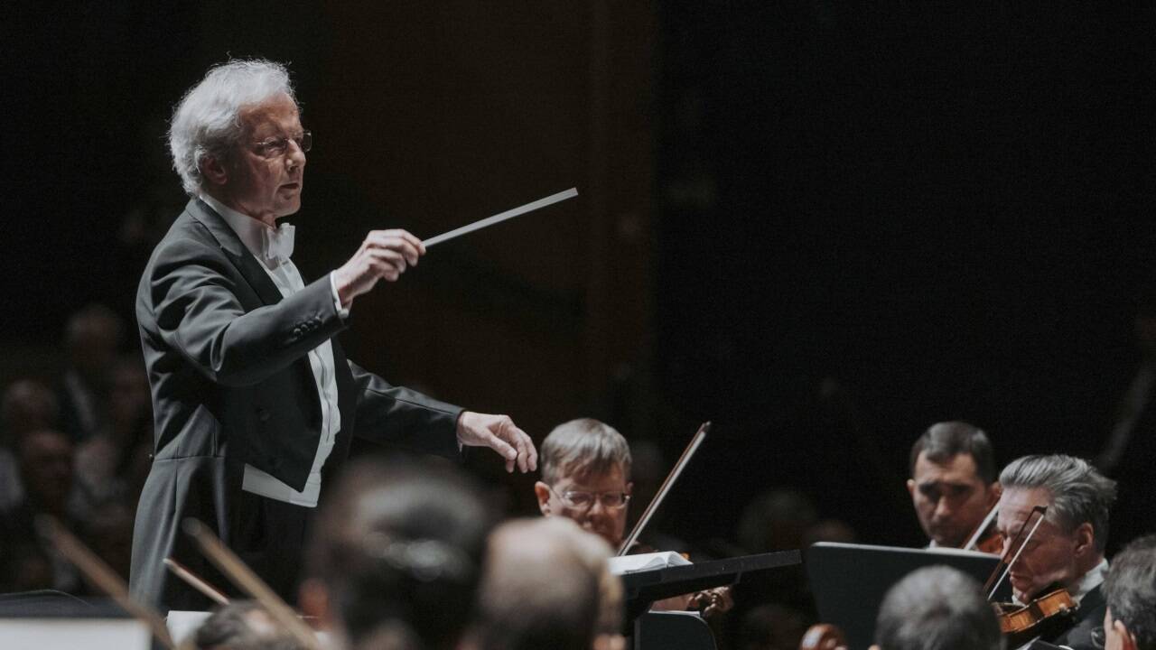Franz Welser-Möst dirigiert die Wiener Philharmoniker im Großen Festspielhaus. 