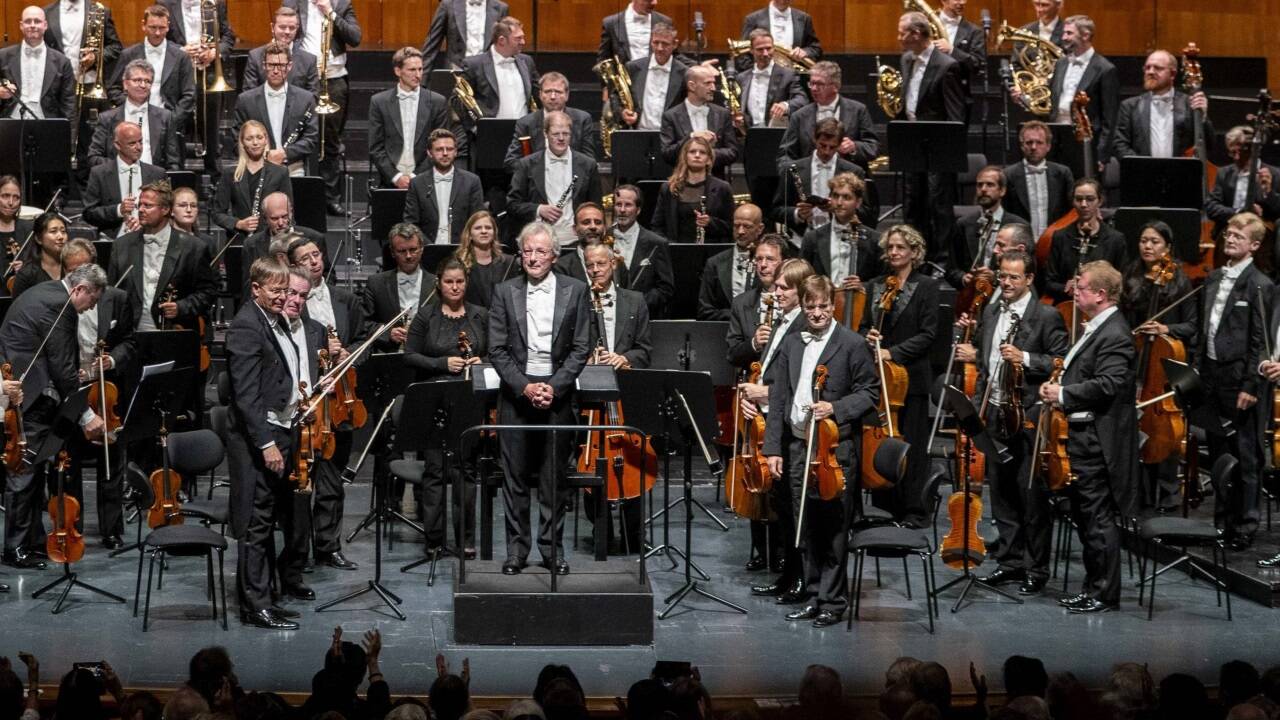 Franz Welser-Möst dirigiert die Wiener Philharmoniker im Großen Festspielhaus. 