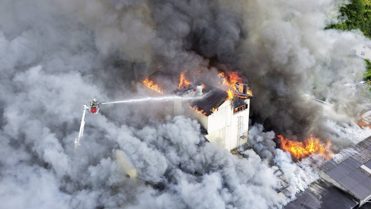 Die Produktionshalle und das Lager standen binnen weniger Minuten im Vollbrand.  