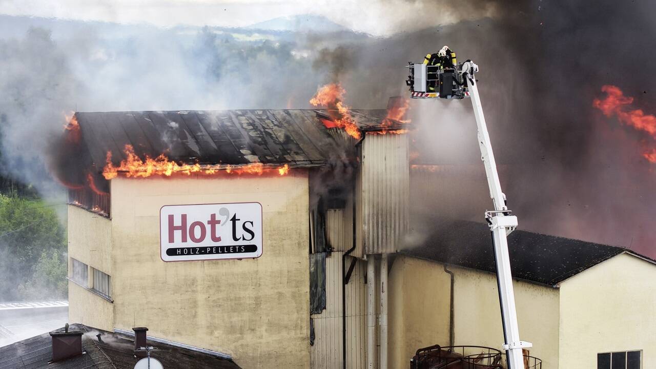 Die Produktionshalle und das Lager standen binnen weniger Minuten im Vollbrand.  