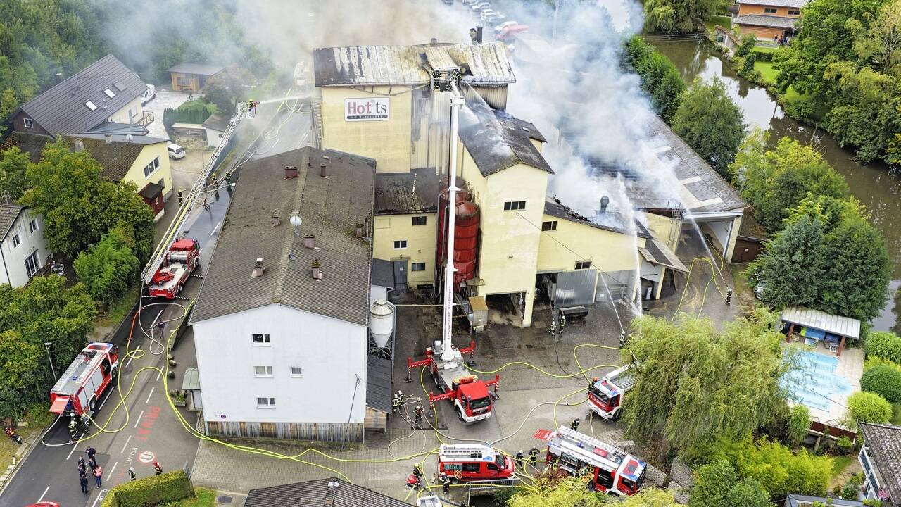 Die Produktionshalle und das Lager standen binnen weniger Minuten im Vollbrand.  