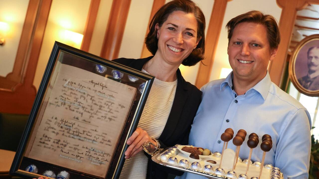 Doris und Martin Fürst mit dem vermeintlichen „Originalrezept“ von Paul Fürst.  