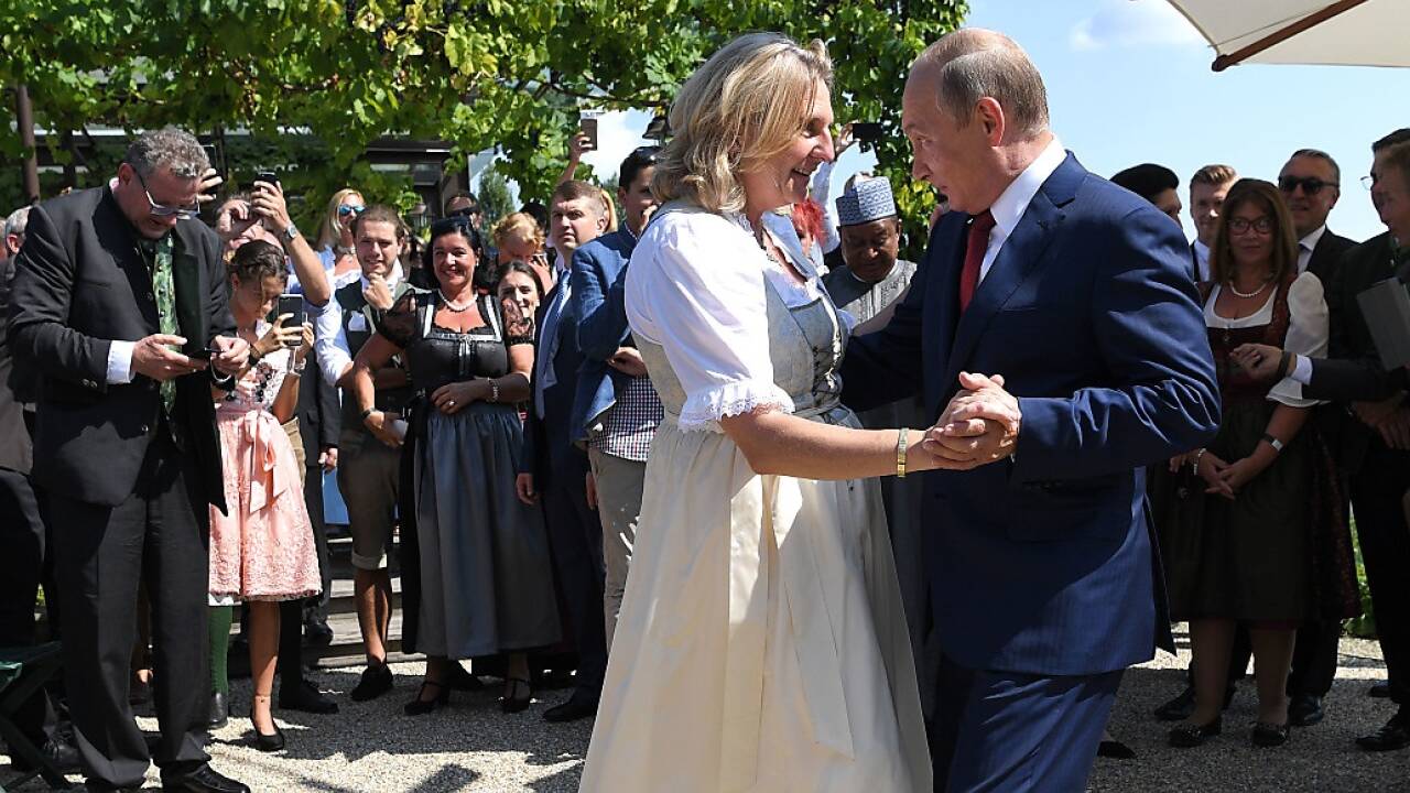 Die frühere Außenministerin Karin Kneissl (FPÖ) und der russische Präsident Wladimir Putin bei Kneissls Hochzeit im Jahr 2018. Die frühere Außenministerin Karin Kneissl (FPÖ) und der russische Präsident Wladimir Putin bei Kneissls Hochzeit im Jahr 2018.
