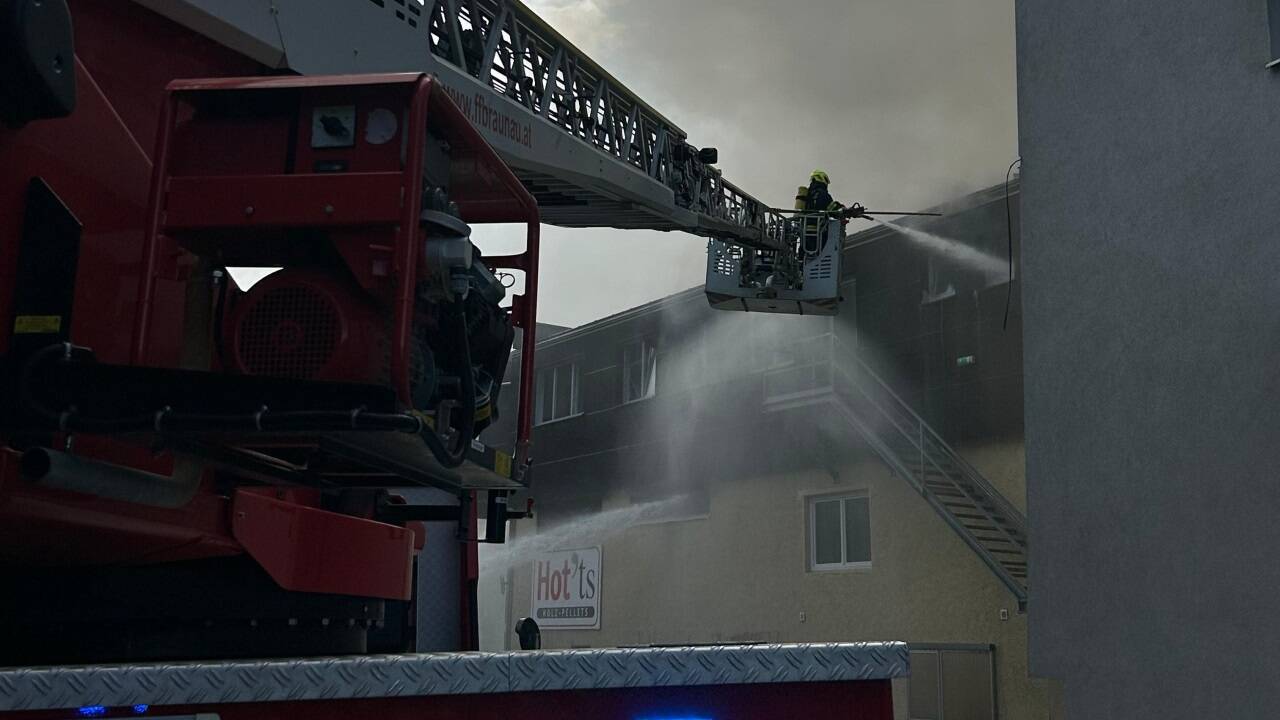 Die Produktionshalle und das Lager standen binnen weniger Minuten im Vollbrand.  