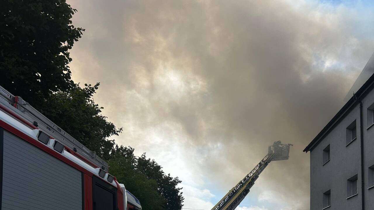 Die Produktionshalle und das Lager standen binnen weniger Minuten im Vollbrand.  