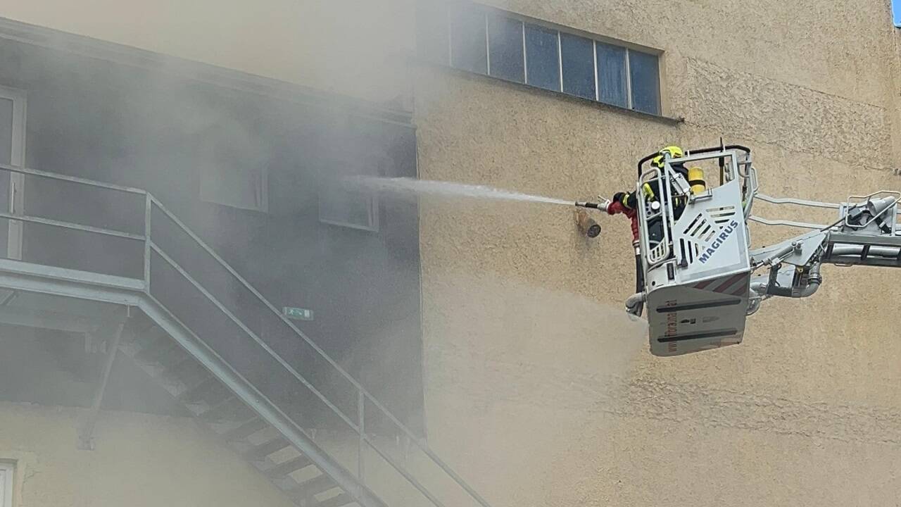 Die Produktionshalle und das Lager standen binnen weniger Minuten im Vollbrand.  
