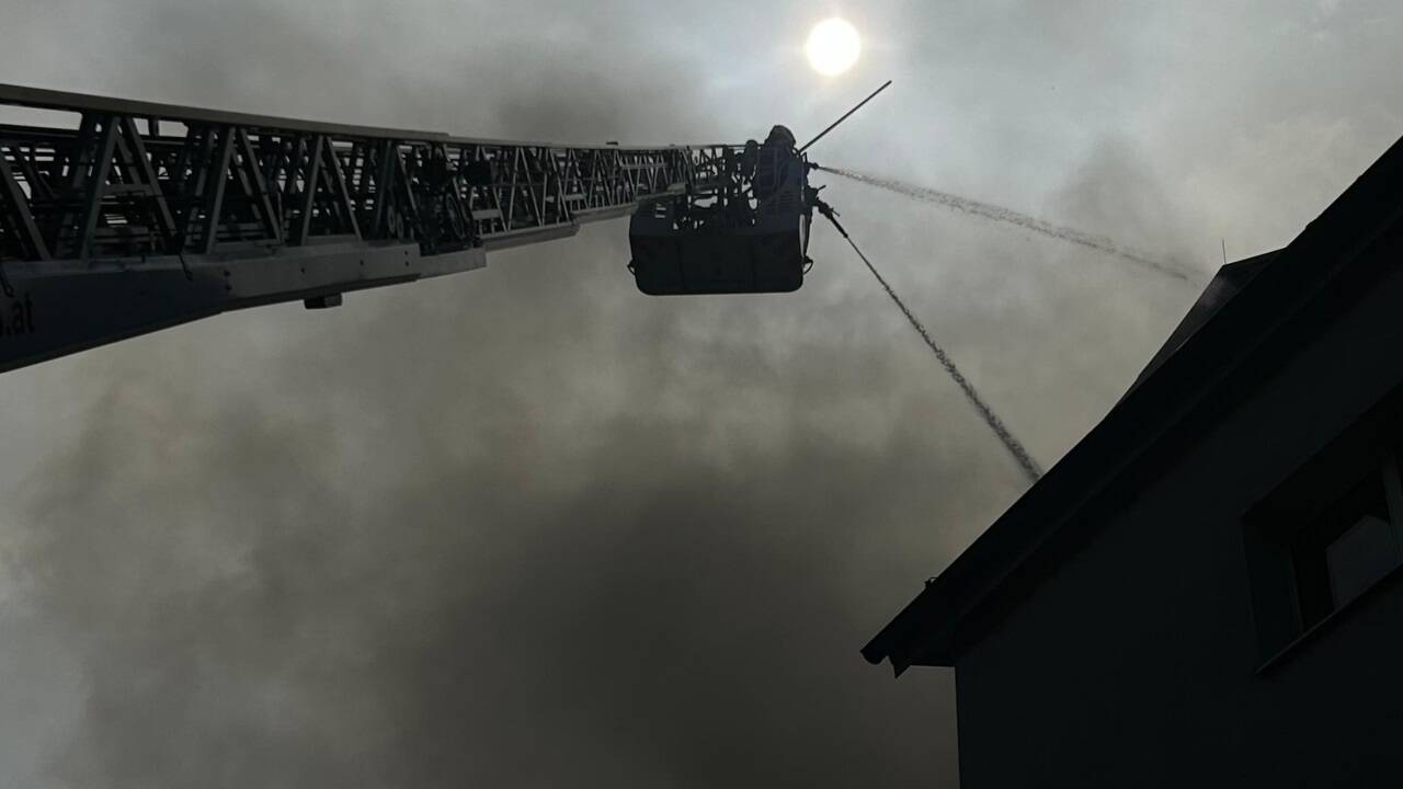 Die Produktionshalle und das Lager standen binnen weniger Minuten im Vollbrand.  