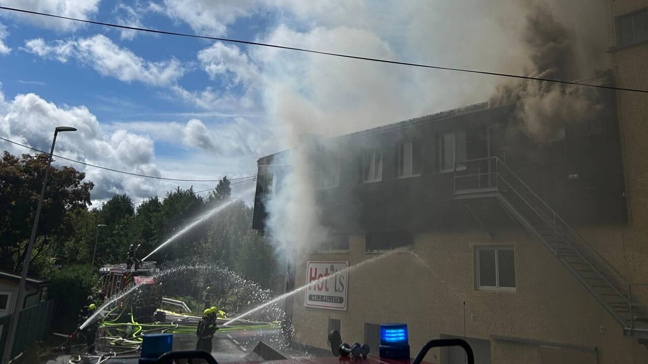 Die Produktionshalle und das Lager standen binnen weniger Minuten im Vollbrand.  