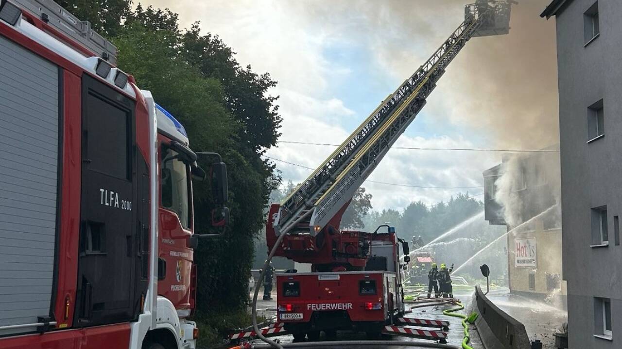 Die Produktionshalle und das Lager standen binnen weniger Minuten im Vollbrand.  