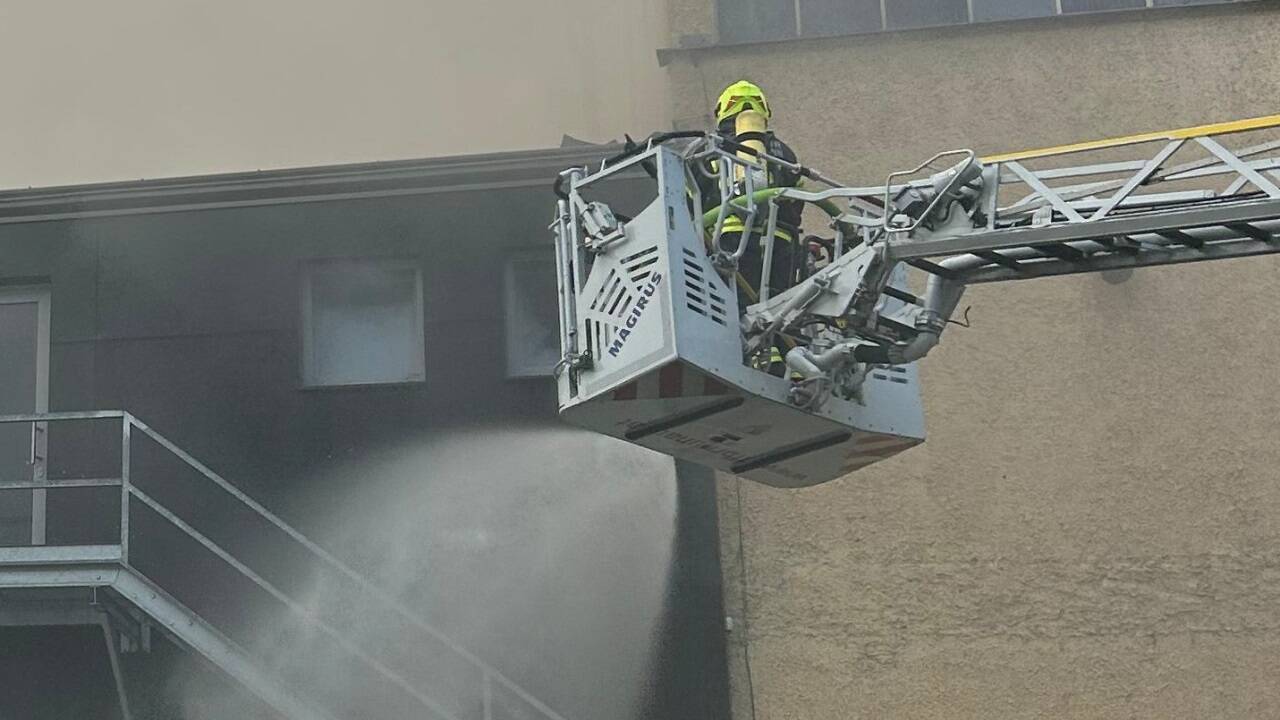 Die Produktionshalle und das Lager standen binnen weniger Minuten im Vollbrand.  
