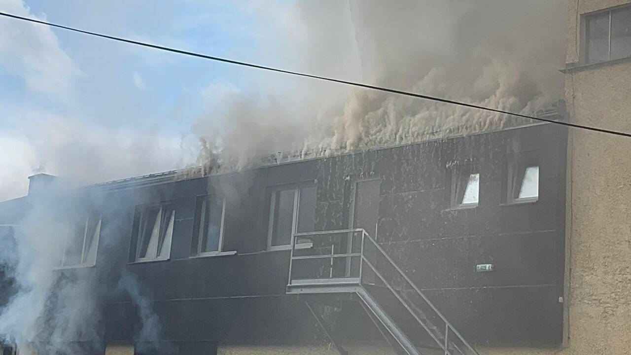 Die Produktionshalle und das Lager standen binnen weniger Minuten im Vollbrand.  